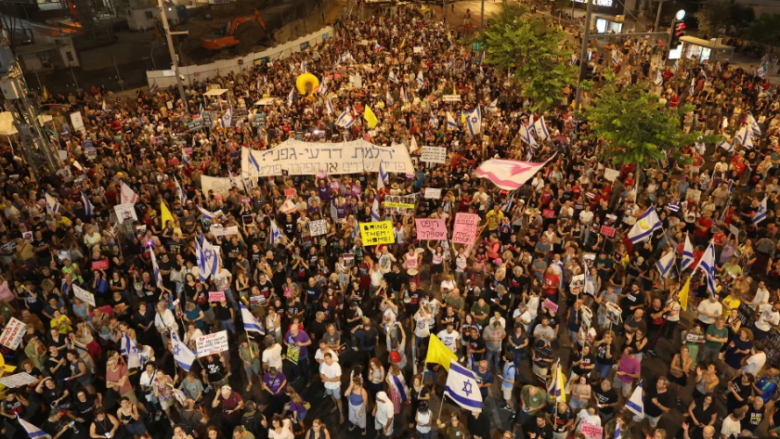 Shpërthejnë tubimet antiqeveritare në Izrael, mijëra protestues i kërkojnë Netanyahut të arrijë një marrëveshje për lirimin e pengjeve