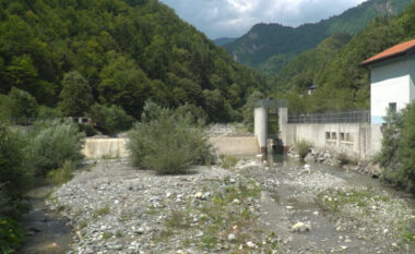 Beteja për ligjshmërinë e hidrocentraleve në Deçan, thahet Lumbardhi e degradohet ambienti