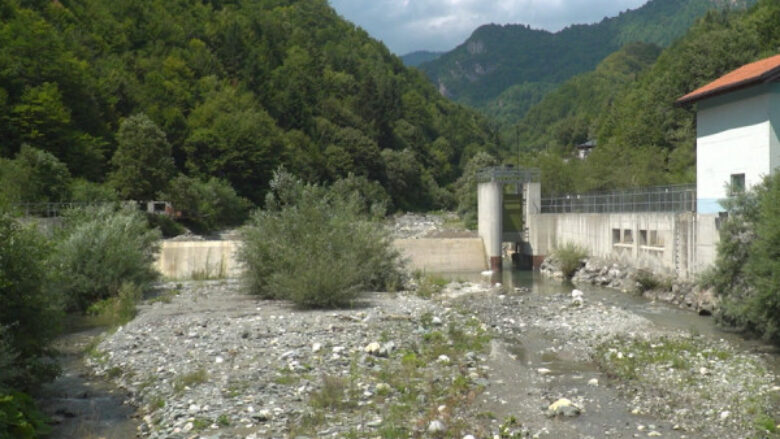 Beteja për ligjshmërinë e hidrocentraleve në Deçan, thahet Lumbardhi e degradohet ambienti