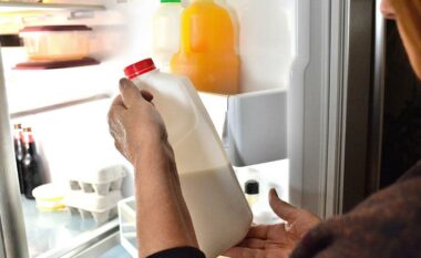 A e dini pse nuk duhet ta ruani qumështin në derën e frigoriferit?
