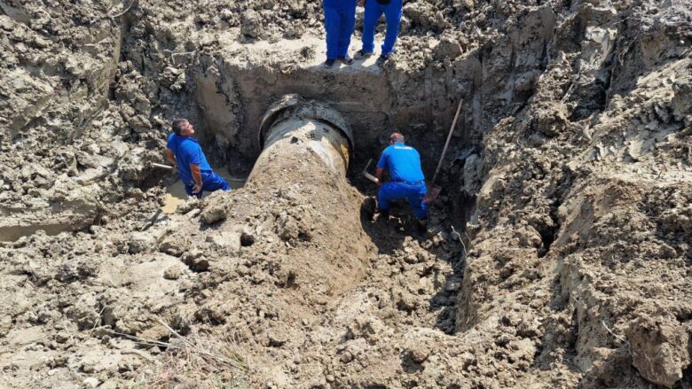 Dëmtimi i gypit në fshatin Qerim, shkak i ndërprerjes së ujit në Gjakovë, Rahovec dhe fshatrat e Lumbardhit