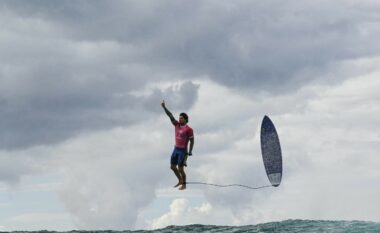 Fotografia mahnitëse e surf-it olimpik bëhet virale, disa dyshojnë nëse është nga inteligjenca artificiale