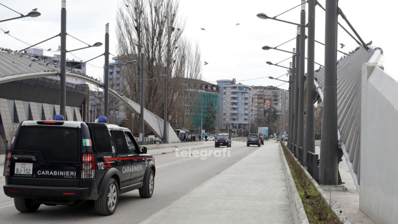 Trupat e KFOR-it patrulluan gjatë protestës në veri