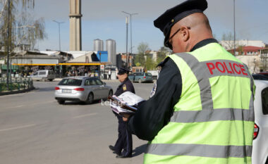 Ndëshkohen me nga 500 euro dy shofer në Ferizaj që bënin gara me vetura, konfiskim të patentë shoferëve për 12 muaj