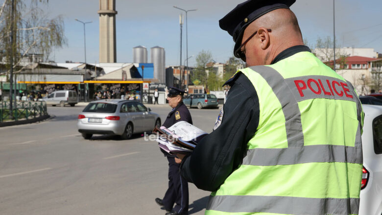 Ndëshkohen me nga 500 euro dy shofer në Ferizaj që bënin gara me vetura, konfiskim të patentë shoferëve për 12 muaj