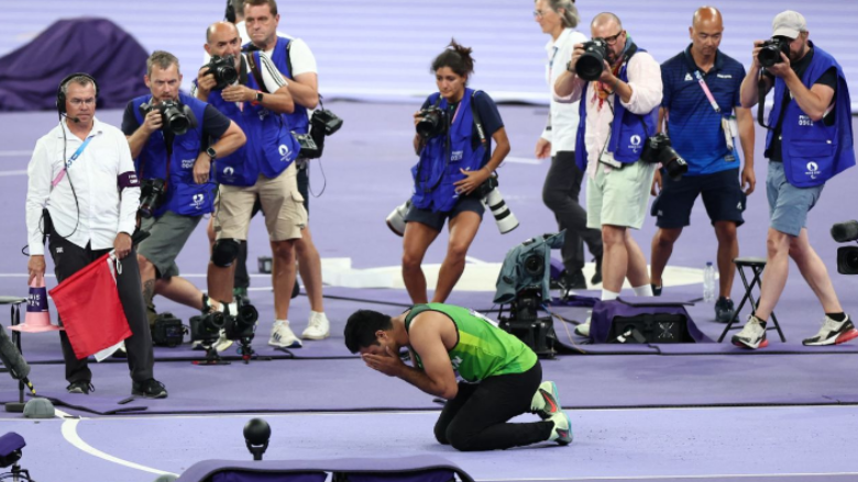 Arshad Nadeem i Pakistanit fiton medaljen e artë në hedhjen e shtizës për meshkuj, ai arriti rekord olimpik