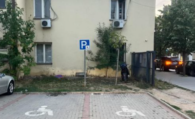 Parkingu për personat me aftësi të kufizuara në Podujevë po shfrytëzohet nga banorët, flasin nga Handikos