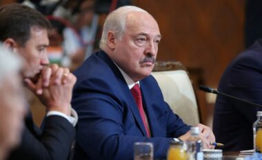 Gati një e treta e ushtrisë së Bjellorusisë është vendosur në kufirin me Ukrainën, thotë Lukashenko