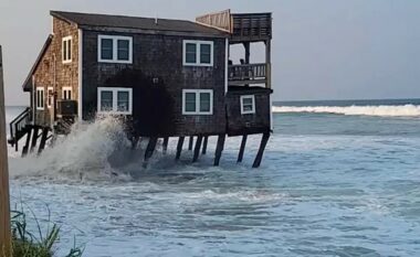 Efektet e stuhisë, pamje që tregojnë shembjen e një shtëpie në Karolinën e Veriut në Oqeanin Atlantik