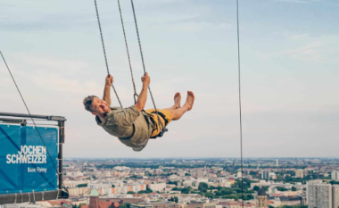 Berlini po ofron një atraksion të ri – një luhatëse 120 metra mbi tokë me një pamje panoramike