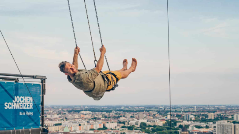 Berlini po ofron një atraksion të ri – një luhatëse 120 metra mbi tokë me një pamje panoramike