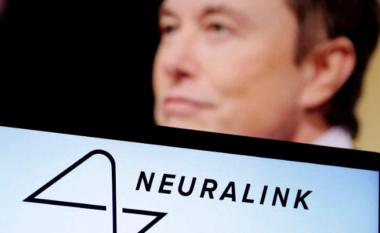 Musk njofton se Neuralink ka kryer implantin e dytë të çipit te një njeri