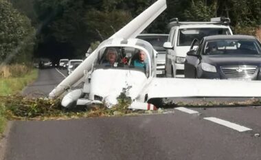 Një aeroplan i vogël u përplas në një rrugë të ngarkuar në Angli – piloti dhe pasagjeri shpëtojnë mrekullisht