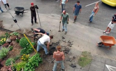 Pse njerëzit në këto qytete po heqin trotuaret prej betoni?