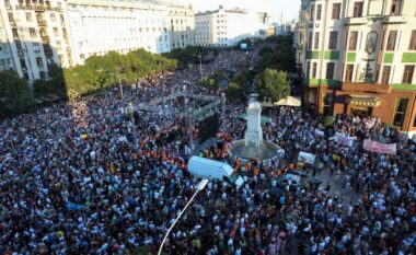 Protestë masive në Beograd kundër minierave të litiumit