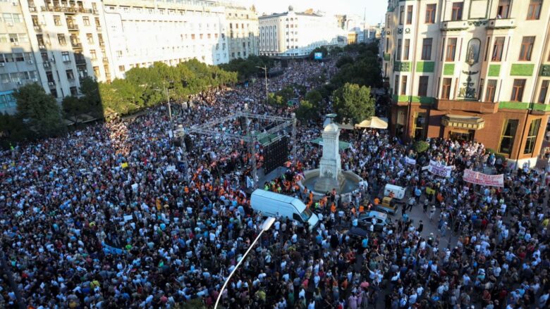 Protestë masive në Beograd kundër minierave të litiumit