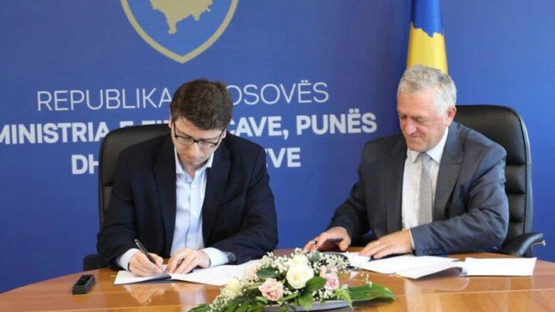 Ndërtimi i një impianti fotovoltaik diellor, nënshkruhen dy marrëveshje me vlerë mbi 60 milionë euro  