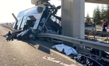 Autobusi përplaset me këmbën e një ure në Ankara, të paktën 9 të vdekur dhe 26 të plagosur