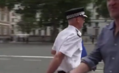Komisioneri i policisë së Londrës ia rrëmben gazetarit mikrofonin nga dora kur pyetet për trazirat e dhunshme, pamjet bëhen virale