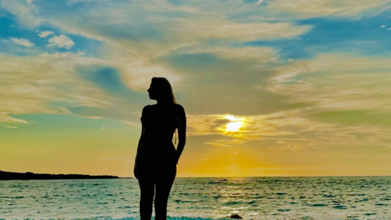 Rike Roçi publikon të tjera fotografi në bikini nga pushimet në Sardinia