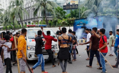 Eskalojnë protestat antiqeveritare në Bangladesh, të paktën 27 të vrarë nga përleshjet mes policisë dhe protestuesve