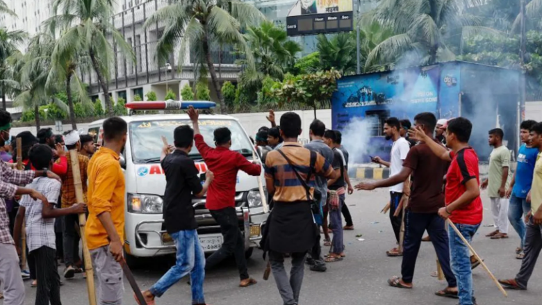 Eskalojnë protestat antiqeveritare në Bangladesh, të paktën 27 të vrarë nga përleshjet mes policisë dhe protestuesve