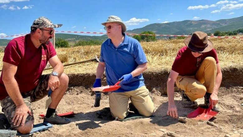 Hovenier viziton mozaikët e sapo zbuluar në Parkun Arkeologjik të Ulpianës: Thesare të mahnitshme