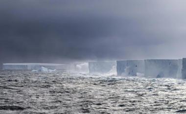 I bllokuar në kurthin e oqeanit, çfarë po ndodh me ajsbergun më të madh në botë?