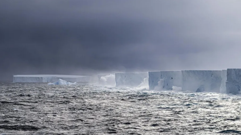 I bllokuar në kurthin e oqeanit, çfarë po ndodh me ajsbergun më të madh në botë?