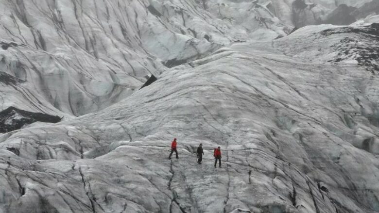 Një turist i vdekur dhe dy të tjerë të zhdukur nga shembja e akullnajës në Islandë