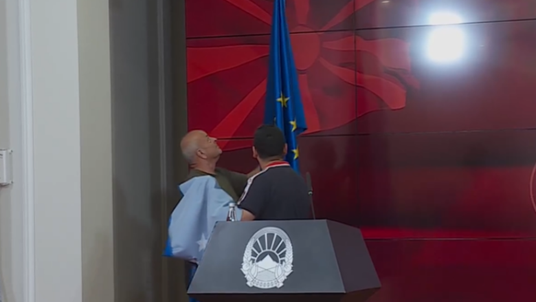 Në Shkup Kosovës i ngatërrohet flamuri me atë të BE-së