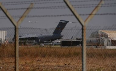 Aeroplani me të cilin besohet se ka udhëtuar në rajon shefi i CIA-s shihet në Aeroportin e Prishtinës