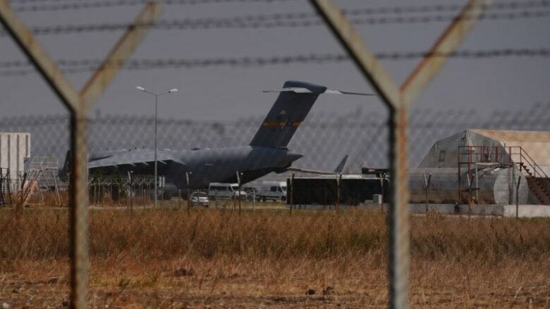 Aeroplani me të cilin besohet se ka udhëtuar në rajon shefi i CIA-s shihet në Aeroportin e Prishtinës