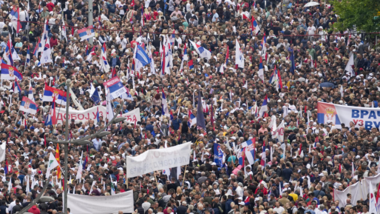 Vuçiq thotë se po përgatitet puç, BIA interviston organizatorët e protestës në Beograd