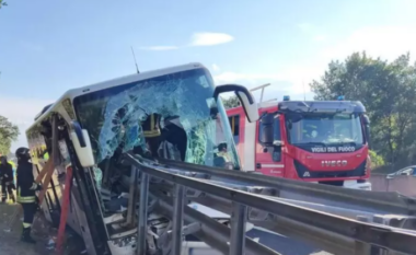 Aksidentohet autobusi me turistë në Itali, një i vdekur dhe 25 të plagosur