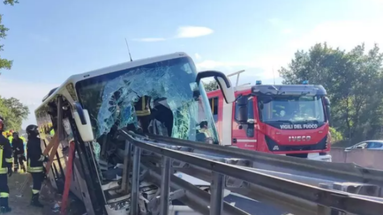 Aksidentohet autobusi me turistë në Itali, një i vdekur dhe 25 të plagosur