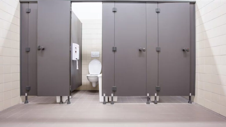Njerëzit vetëm tani po e kuptojnë pse dyert e tualeteve publike nuk prekin dyshemenë