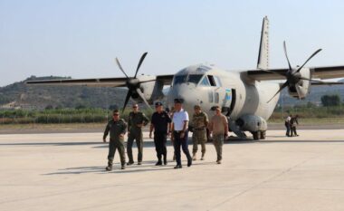 Mbërrijnë në Shqipëri dy avionë rumunë për ndërhyrje në vatrat më kritike të zjarreve