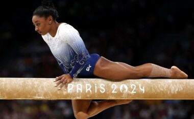 Simone Biles rrëshqet nga trau dhe nuk arrin ta fitojë medaljen e katërt në Paris