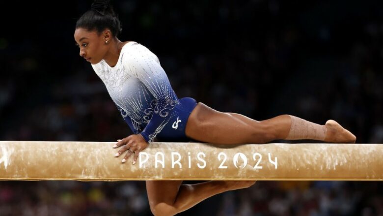 Simone Biles rrëshqet nga trau dhe nuk arrin ta fitojë medaljen e katërt në Paris