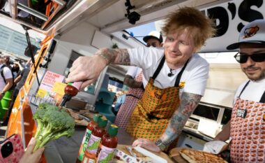 Ed Sheeran nënshkruan autografe me salcë të nxehtë në një supermarket