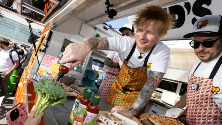 Ed Sheeran nënshkruan autografe me salcë të nxehtë në një supermarket