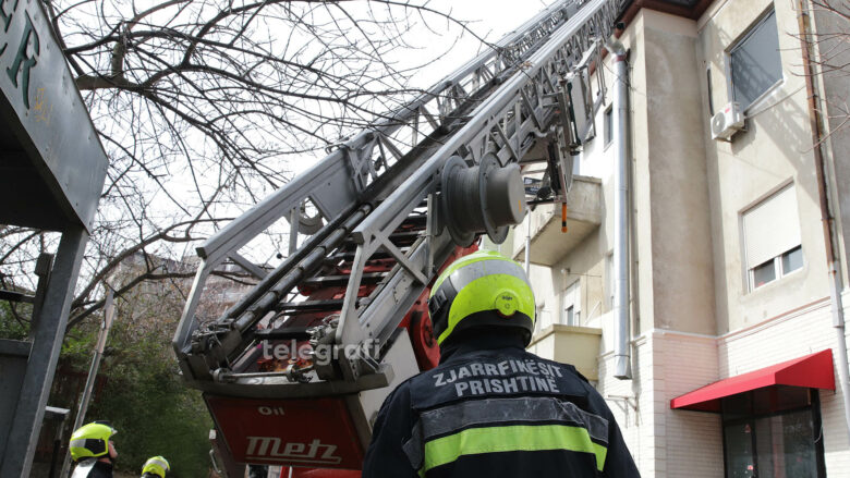 Vdes një zjarrfikës gjatë intervenimit për shuarjen e një zjarri në Klinë