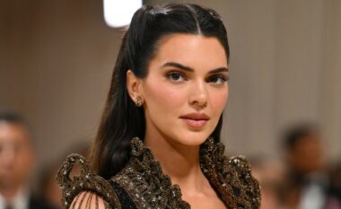 Kendall Jenner thotë se të qenit modele mund të jetë vetmuese dhe pranon se ka kaluar net të errëta duke qarë