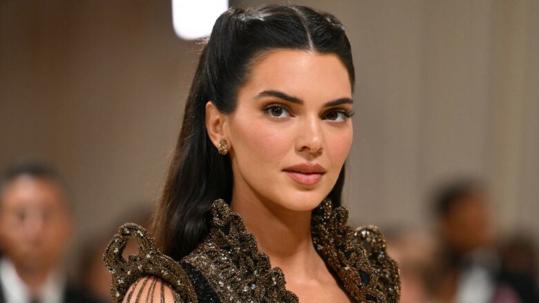 Kendall Jenner thotë se të qenit modele mund të jetë vetmuese dhe pranon se ka kaluar net të errëta duke qarë