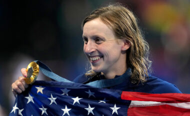 Katie Ledecky bëhet olimpistja femër më e dekoruar në SHBA