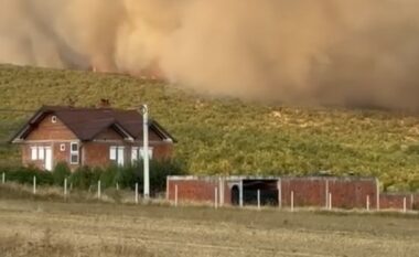 Malet e fshatit Sferkë të Klinës përfshihen nga zjarri, situata alarmante