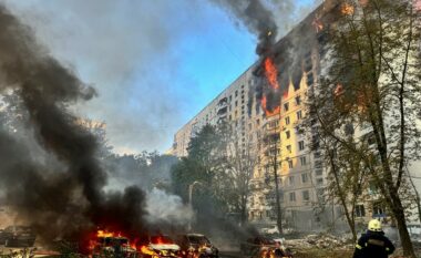 Rusët bombardojnë Kharkivin – goditet një ndërtesë banimi, të paktën dy të vdekur