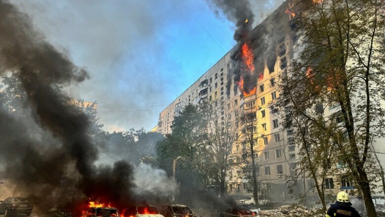 Rusët bombardojnë Kharkivin – goditet një ndërtesë banimi, të paktën dy të vdekur