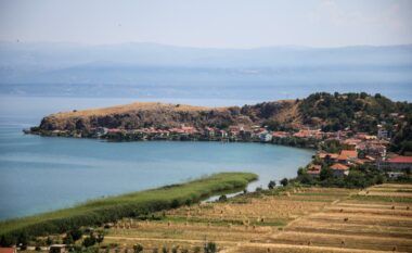 Rama ndan pamje nga fshati i Linit: Qetësia e liqenit ndërthurur me shijen e produkteve të vendit